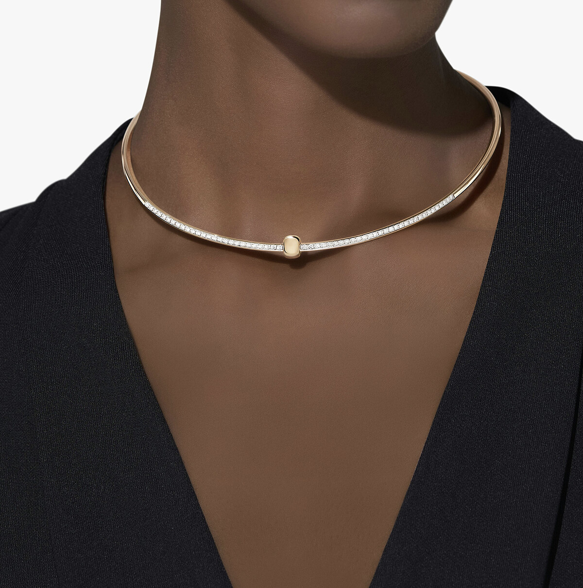 Pomellato Together Choker頸鏈，18K玫瑰金項鍊，鑲嵌60顆白鑽，建議售價US$16,150。