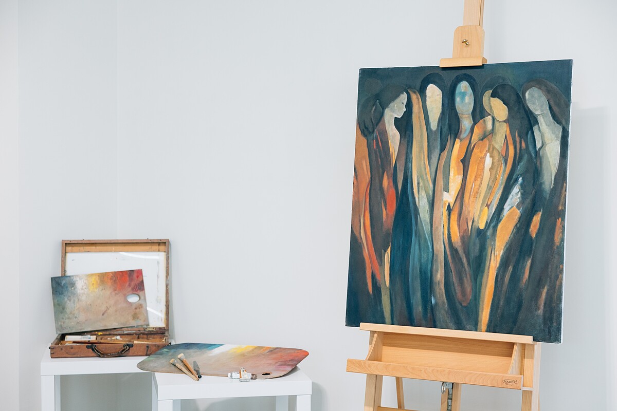 林克恭捐贈儀式現場展出作品〈女人群像〉與畫具。(新北市美術館提供,攝影:蔡耀徵)