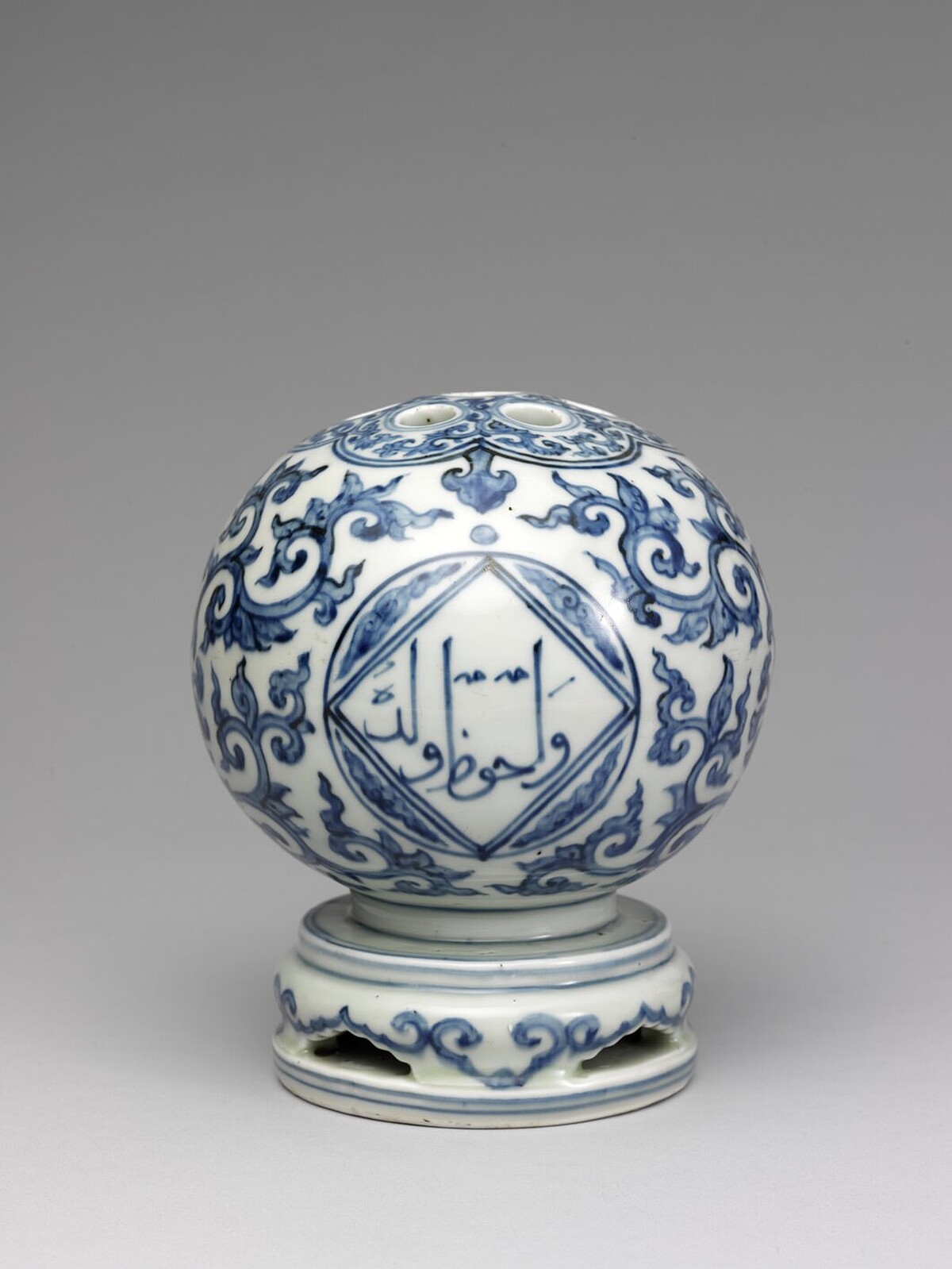 青花阿拉伯文蓮花紋盤