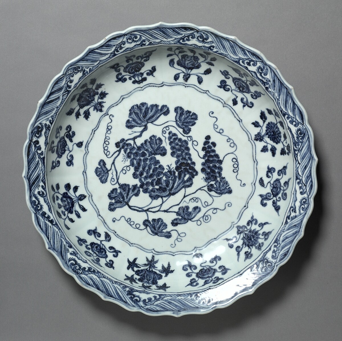 15世紀初景德鎮御窯的葡萄紋裝飾青花瓷，與其相似的裝飾樣式於16世紀初出現在波斯公主 Mahin banu 的收藏裡。（Cleveland Museum of Art 館藏）