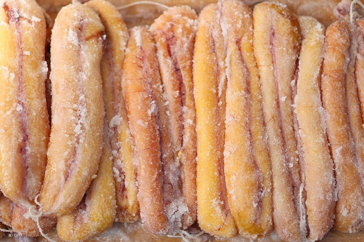 烏魚子製作過程需要用鹽醃漬。（照片：森/CASA 提供）