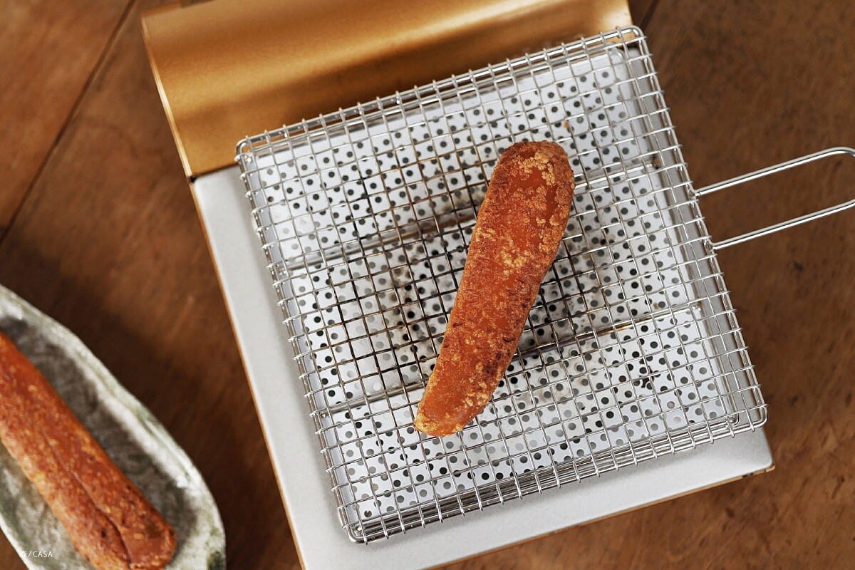 森/CASA 曾在 2022年推出「金網つじ Kanaami Tsuji 」新春禮盒，可以直火燒烤烏魚子。（照片：森/CASA 提供） 