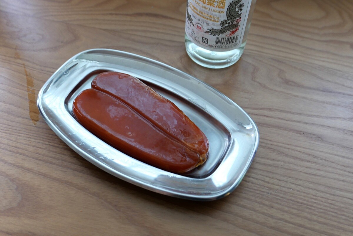 先將烏魚子浸泡在米酒或高粱酒中約5分鐘。