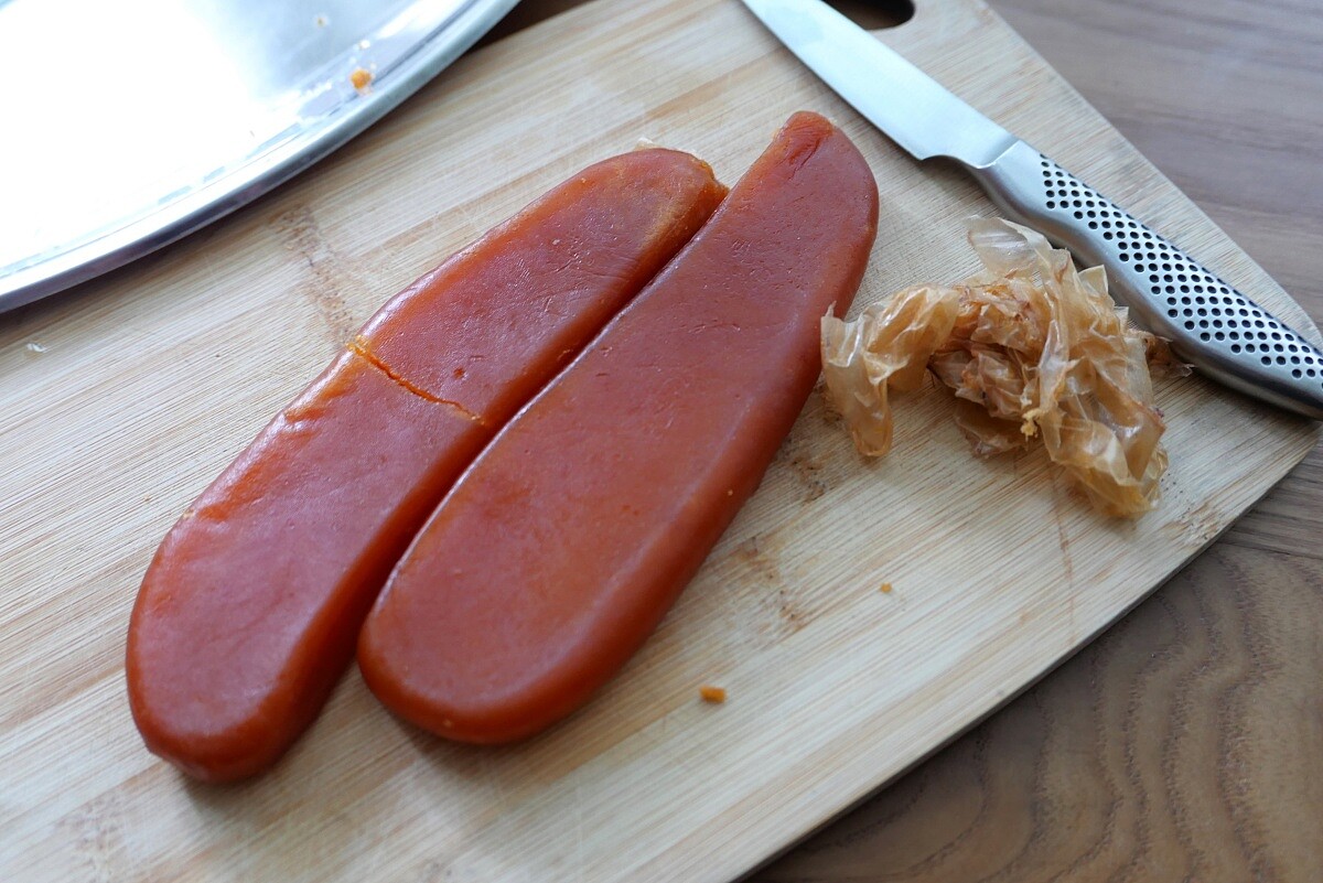 浸泡酒後就可輕鬆撕去表面的薄膜。