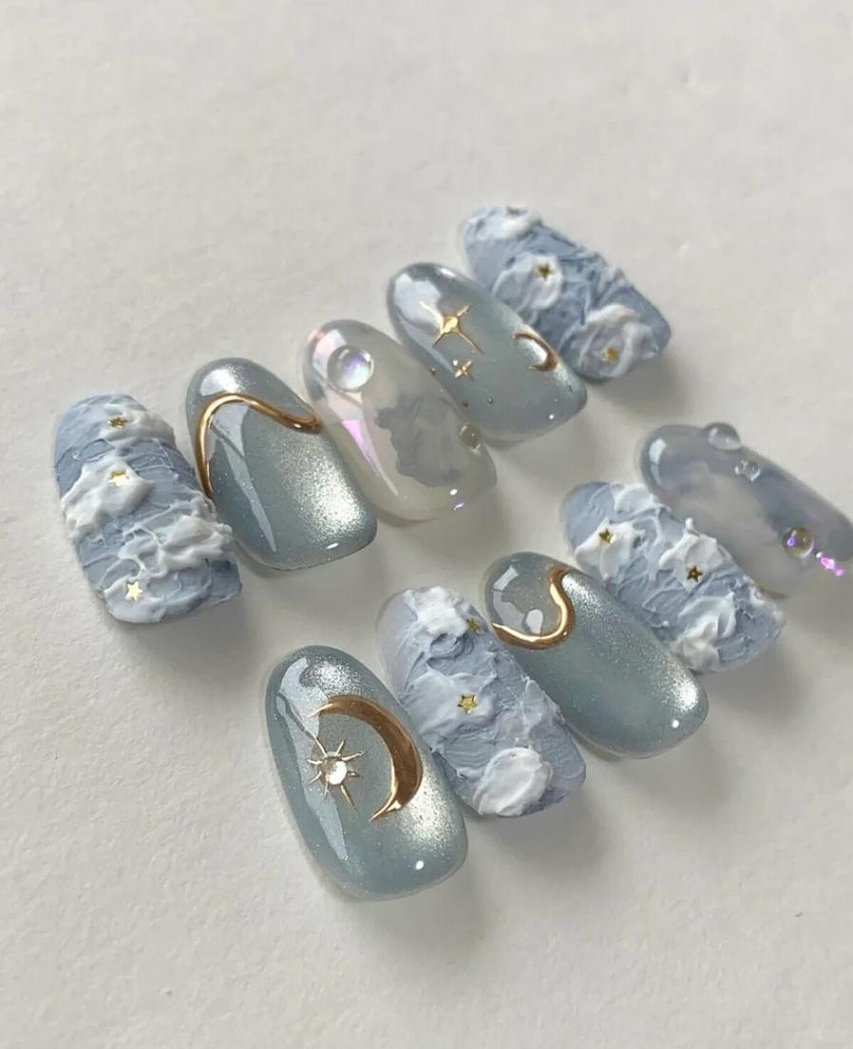 金藍色美甲範本中的金藍星空風格(Photo/小紅書@小星星呀)