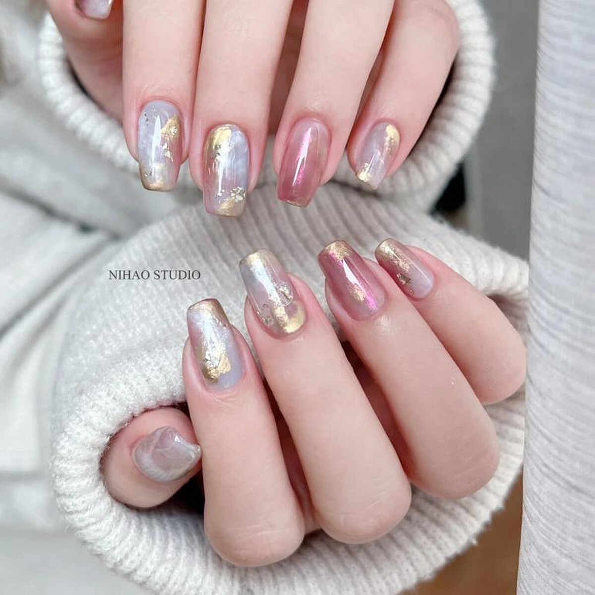 金藍色美甲範本中的金藍漸層粉風格(Photo/小紅書@妮好美甲 nihao_studio)
