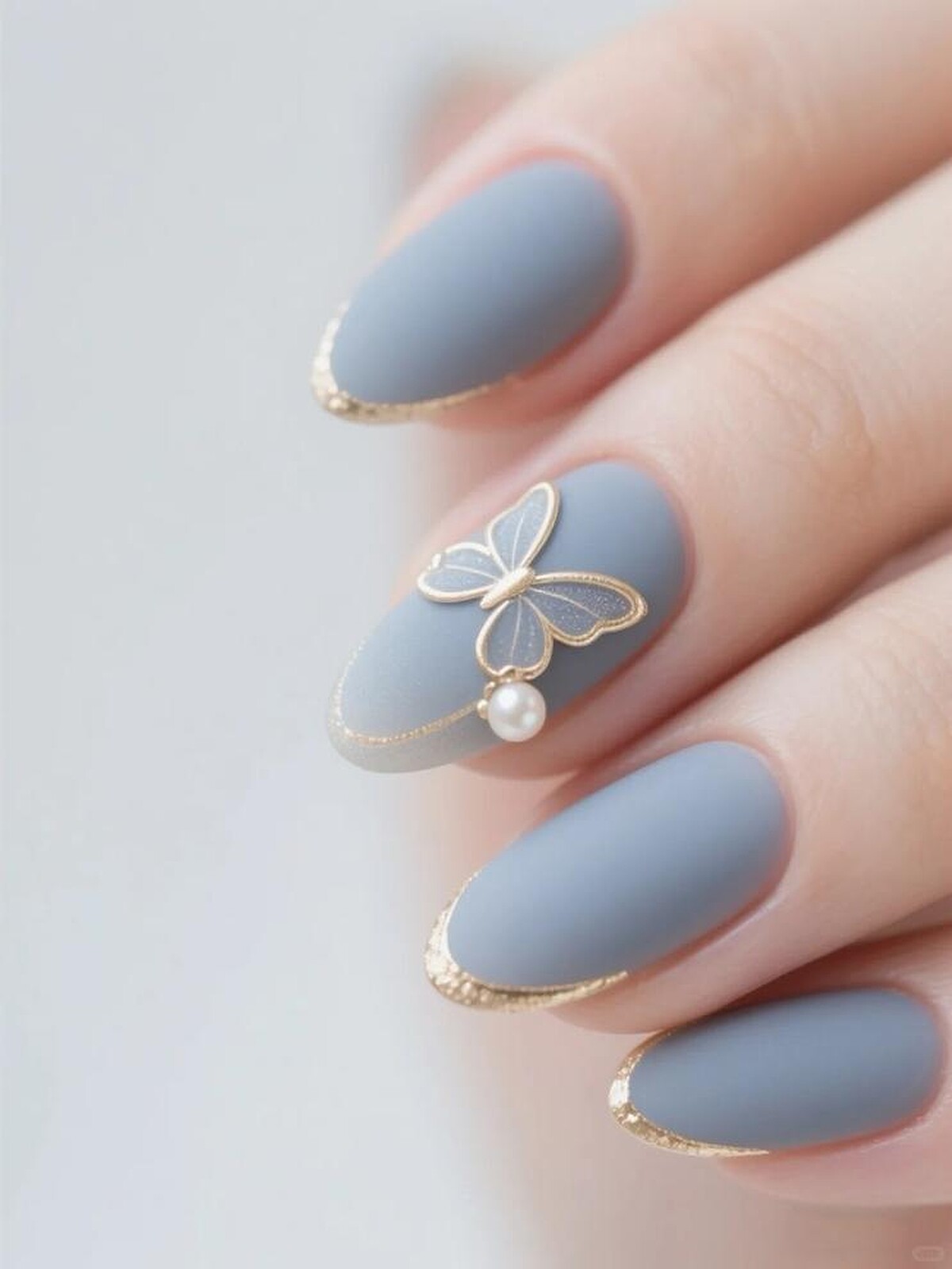 金藍色美甲範本中的金藍法式風格(Photo/小紅書@指典艺术(香蜜湖店))