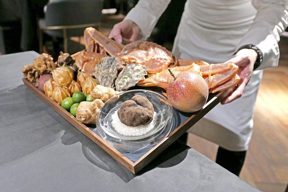 在用餐前，主廚為大家展示本季所有食材。