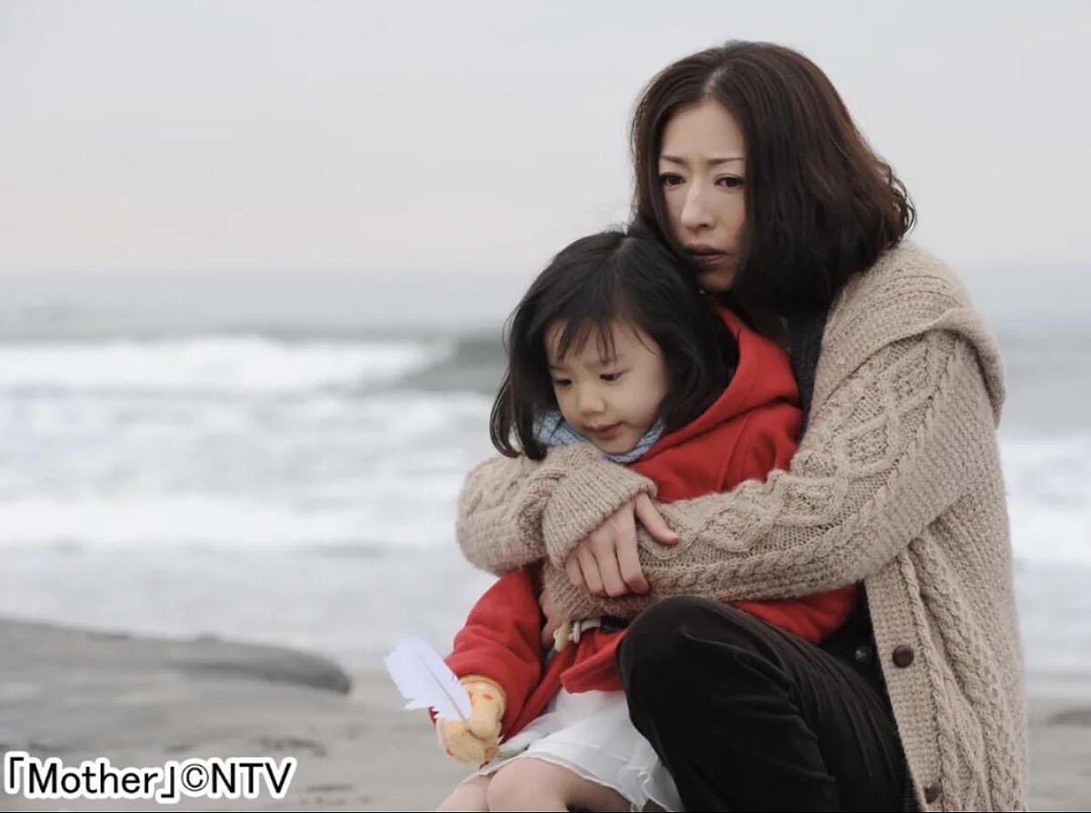 蘆田愛菜與松雪泰子在《Mother》裡的演出，至今令人難忘。