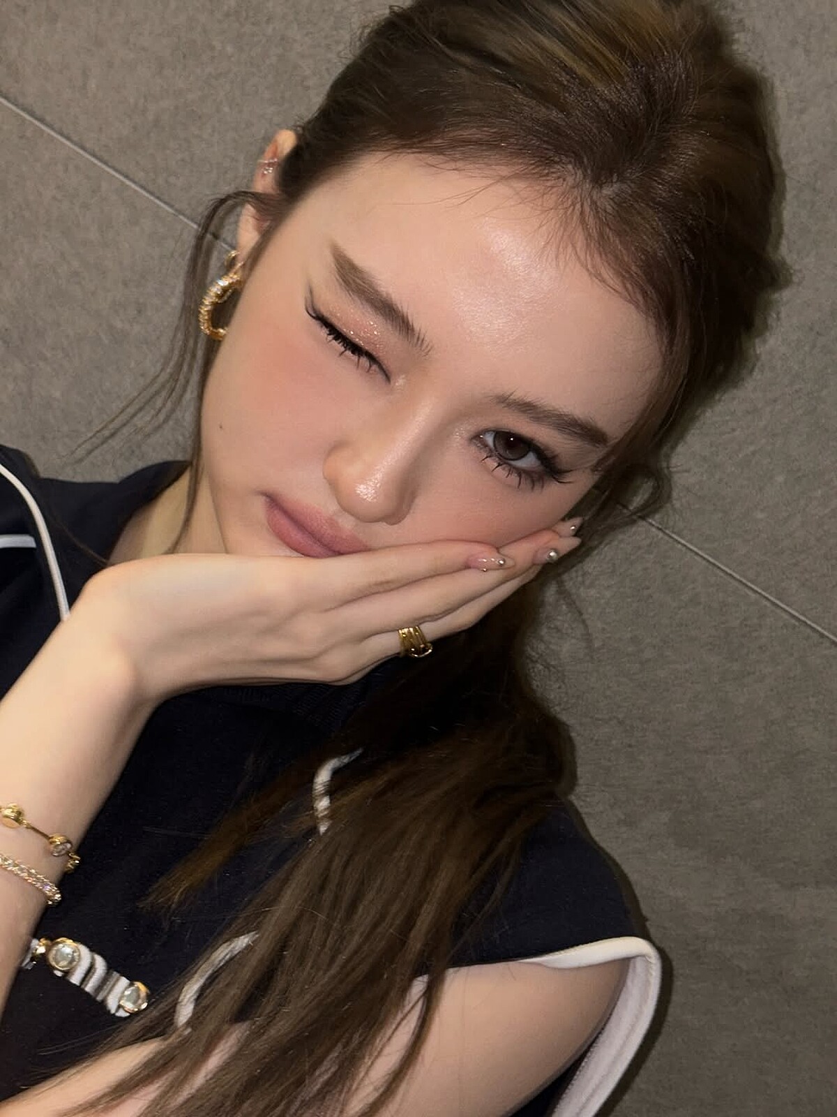 Ella的裸色銀珍珠美甲(Photo/IG@meovv)