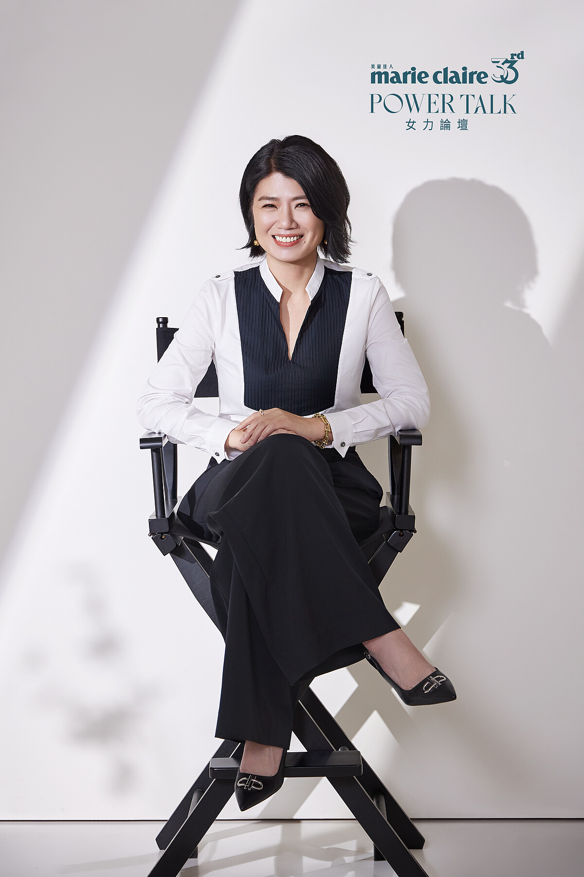  有機棉褶襉襯衫，寬腿 Palazzo 西裝褲，DEPLOY；耳環、手鍊HARDWEAR系列，Tiffany & Co.，Icon牛皮尖頭露跟高跟鞋，Prdro