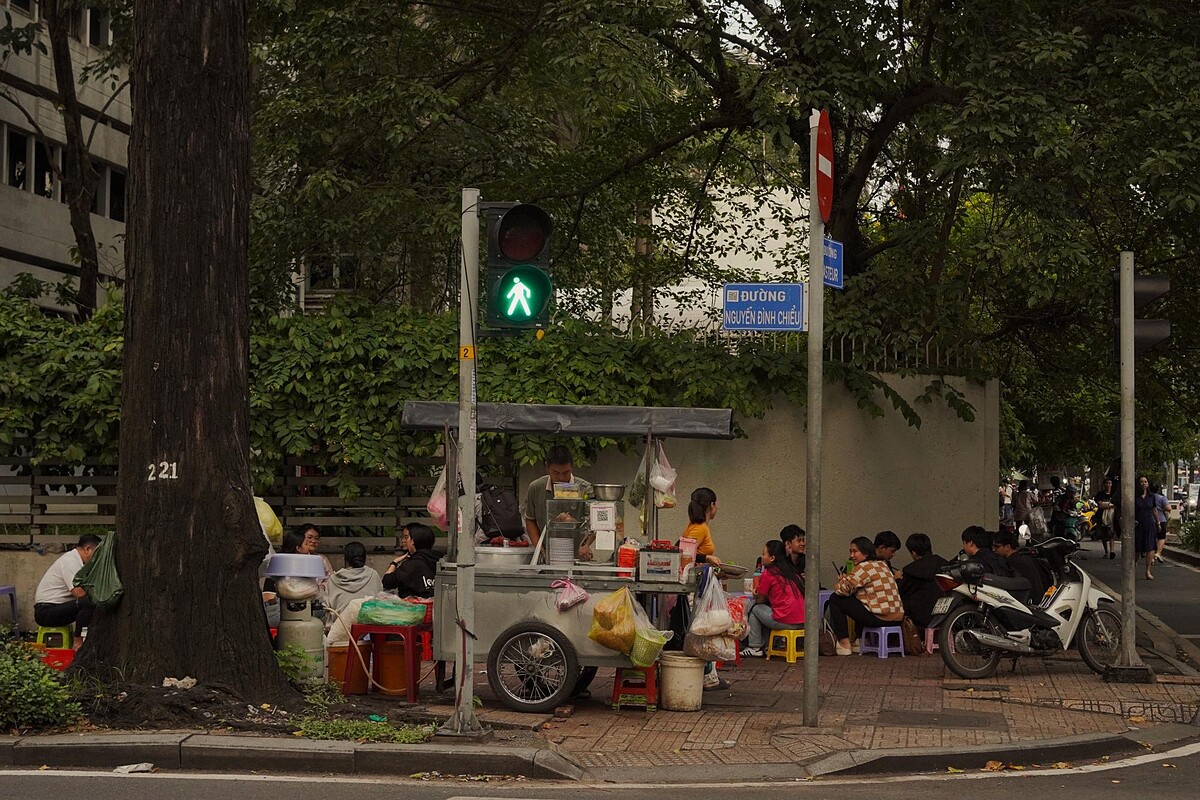 走在胡志明街頭感受到新舊交融,有最時髦的精品店,也有接地氣的路邊攤。