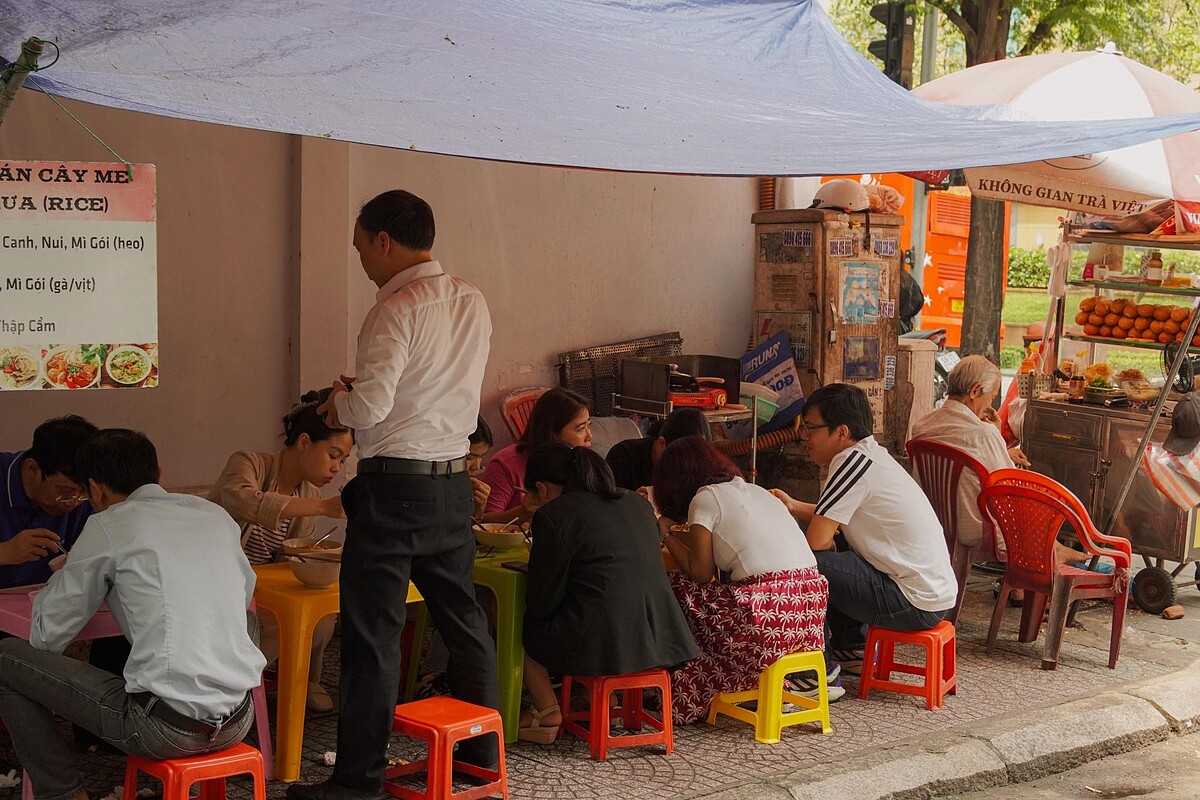 路邊小吃是來越南玩的精髓,雖然濕紙巾要收費,但是餐點費用便宜到嚇人。