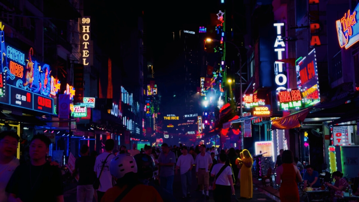 迷幻的范五老街彷彿來到異世界。