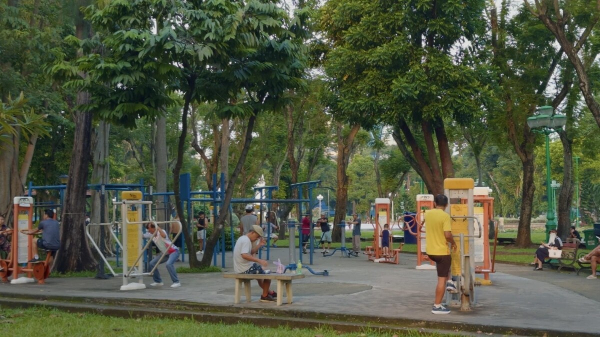 經過每一座公園都是人山人海在使用器材。