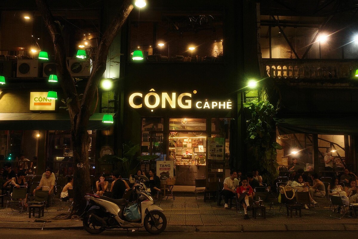 雖然台灣現在也有Cong咖啡了,但坐在一郡Cong咖啡的戶外,才能真正感受到越南風情。