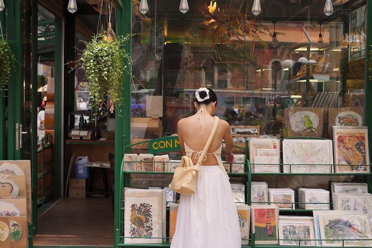 就位在西貢中心郵政局旁邊的書街,短短一條但十分有風情。