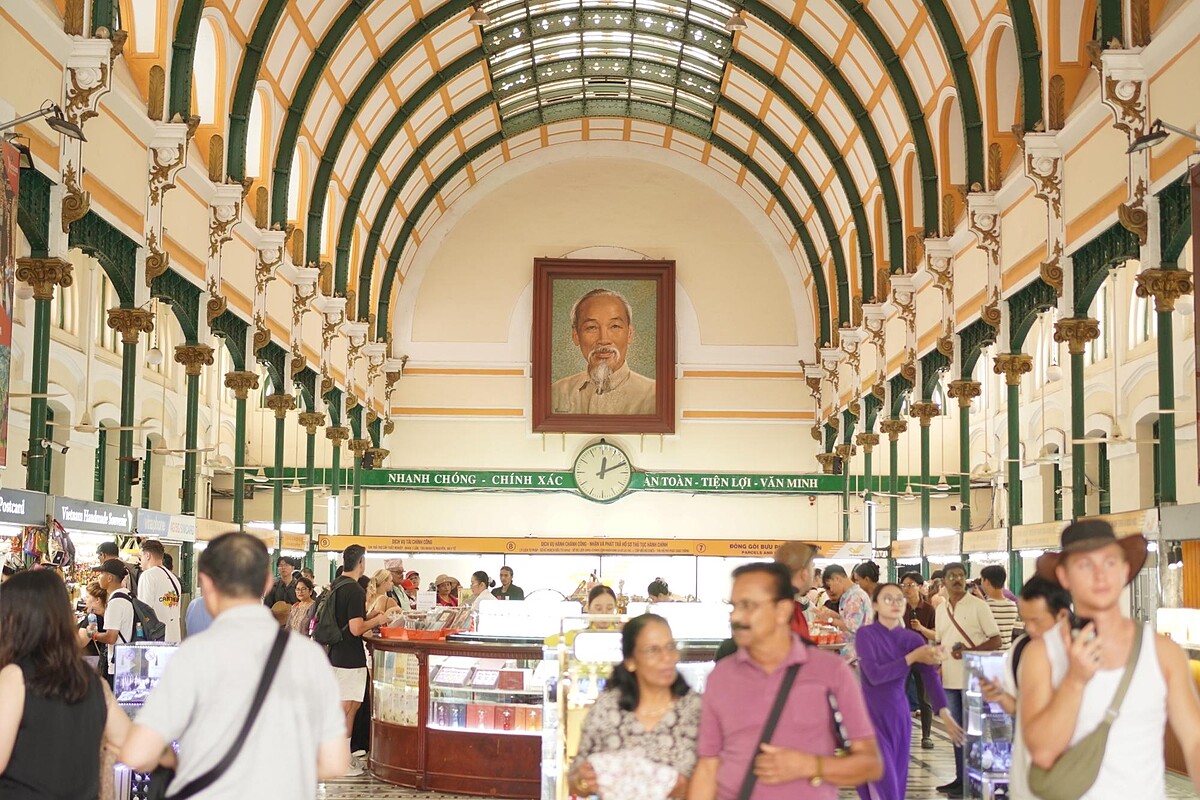 位在胡志明的鬧區的西貢中心郵政局(Bưu điện trung tâm Sài Gòn),是是法國殖民時期的第一座郵政局,建築風格充滿法式風情,可以來寄一張明信片回家。