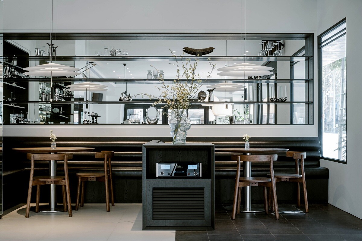 「黑色」貫穿室內空間所有角落。