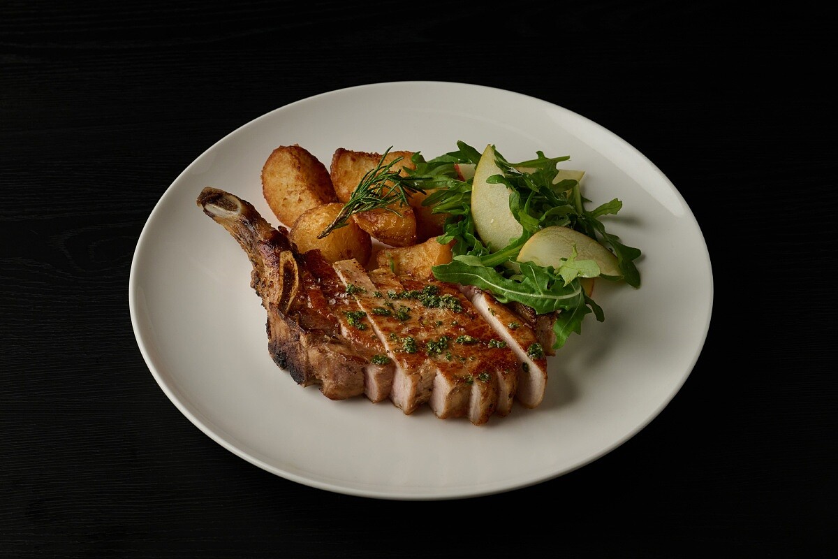 嫩煎黑豬里肌排。