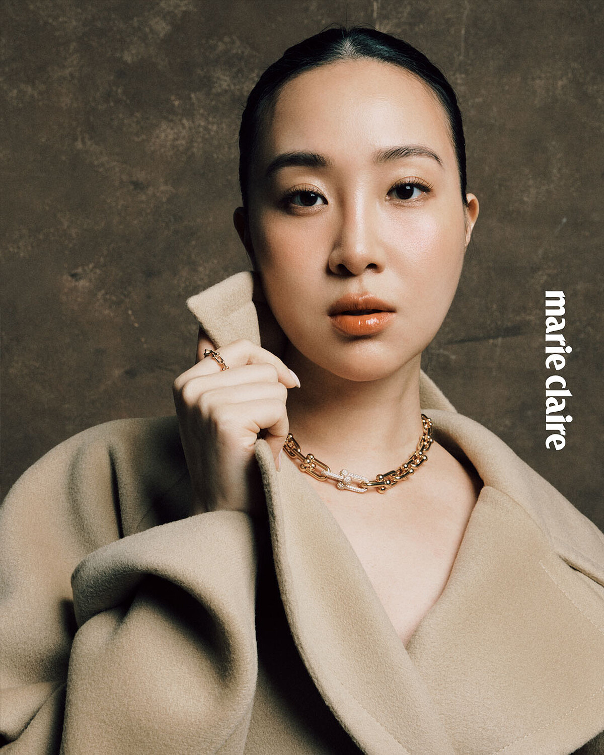 Tiffany HardWear 玫瑰K金鏈結鑲鑽手鍊與戒指，both by Tiffany & Co.；駝色短版夾克，Sportmax。