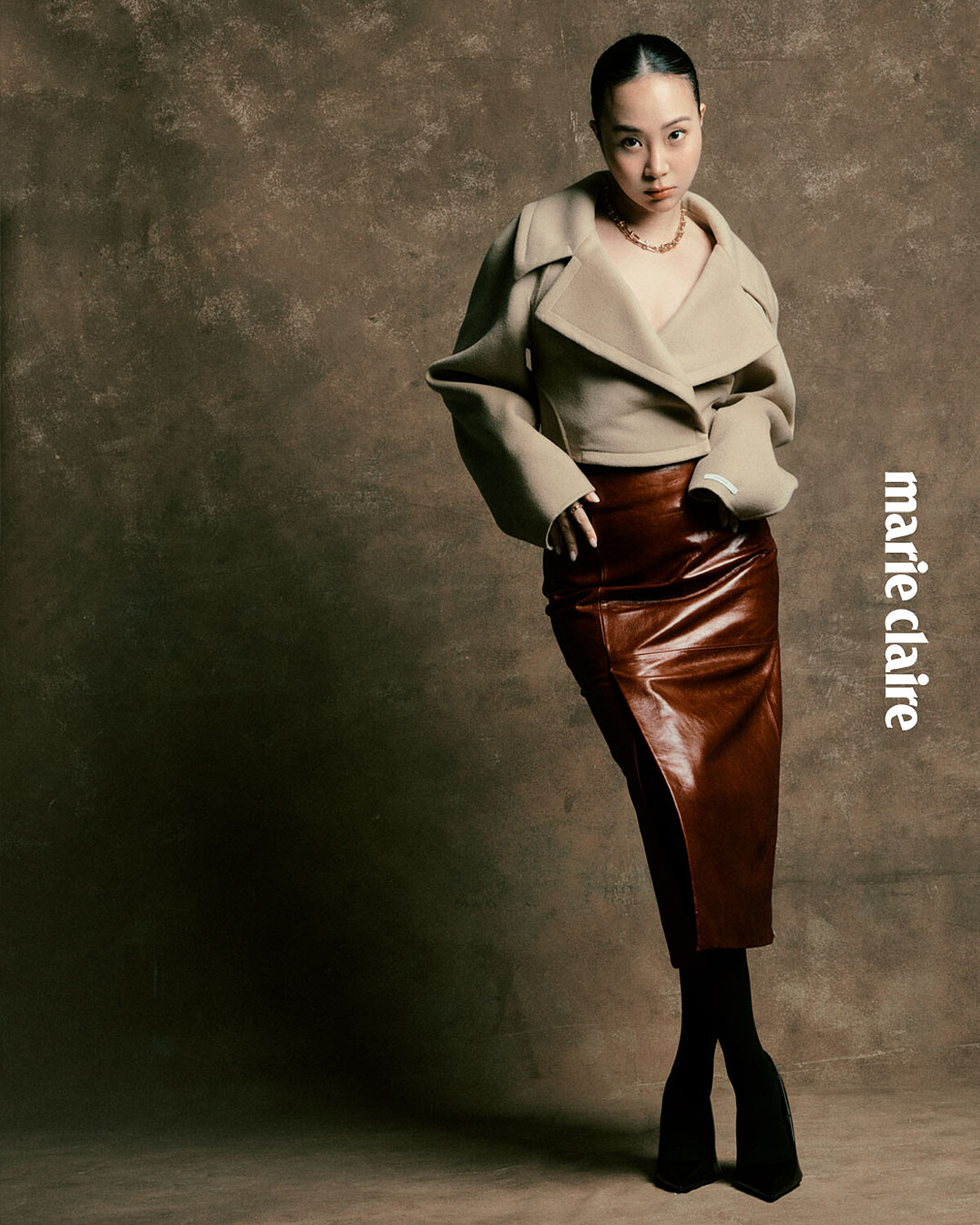 Tiffany HardWear 玫瑰K金鏈結鑲鑽手鍊與戒指，both by Tiffany & Co.；駝色短版夾克、酒紅色皮革長裙，both by Sportmax；黑色尖頭高跟鞋，Balenciaga。