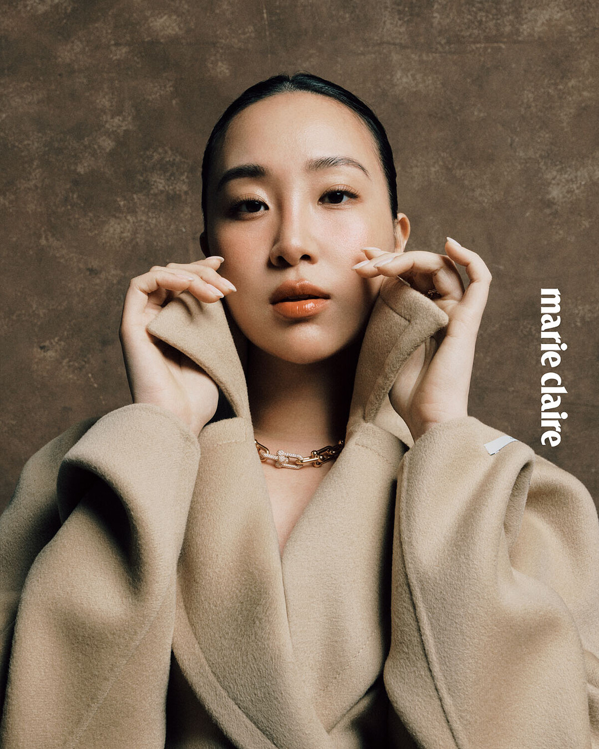 Tiffany HardWear 玫瑰K金鏈結鑲鑽手鍊與戒指，both by Tiffany & Co.；駝色短版夾克，Sportmax。