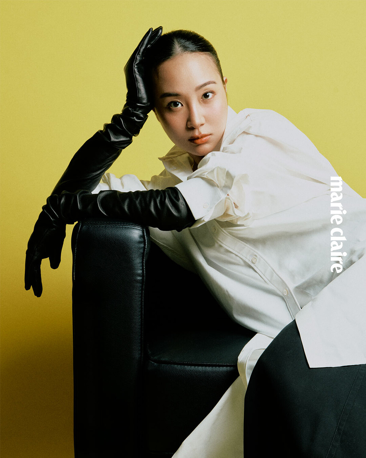 白色超長版襯衫、黑色長褲、黑色皮革手套，all by Balenciaga。