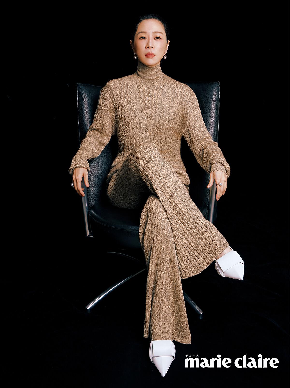 灰綠色高領針織背心、灰綠色針織外套、灰綠色針織長褲，all by Loro Piana；白色尖頭跟鞋，Loewe；Cherry Blossom 18K粉紅金鑲鑽珍珠耳環、Cherry Blossom 18K粉紅金鑲鑽珍珠戒指、Cherry Blossom 18K粉紅金鑲鑽珍珠墜鍊、Cherry Blossom 18K粉紅金鑲鑽珍珠手鍊，all by MIKIMOTO。