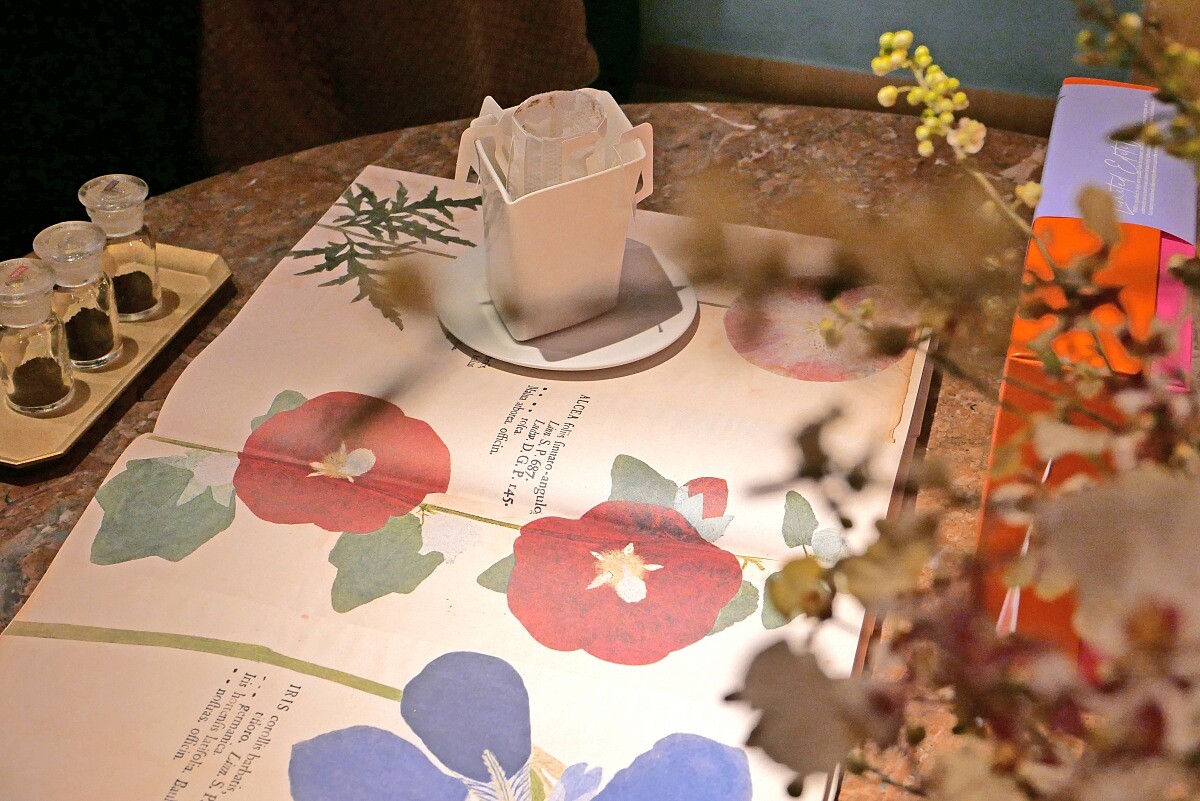 室內空間在保留原有結構基礎上，引入西方新古典語彙。