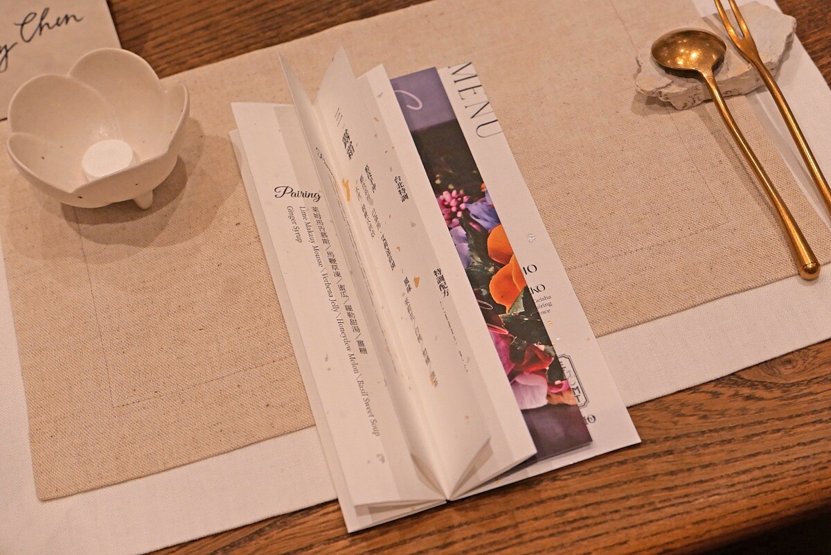 雅緻的菜單與陳設。