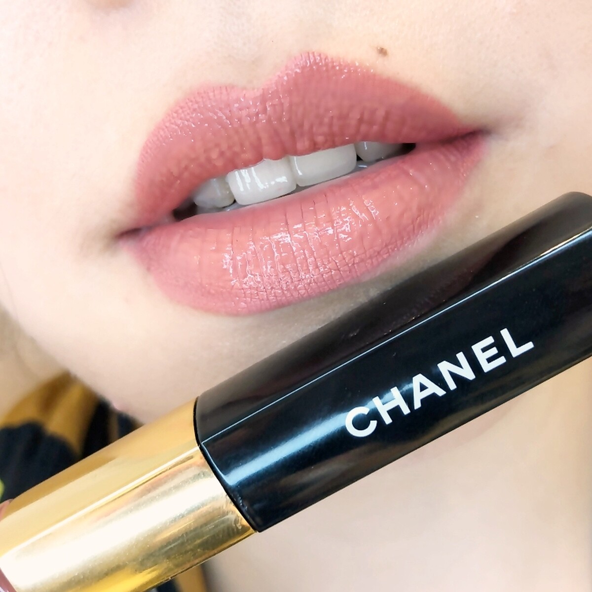 香奈兒超炫耀持色唇萃#40實擦示範。