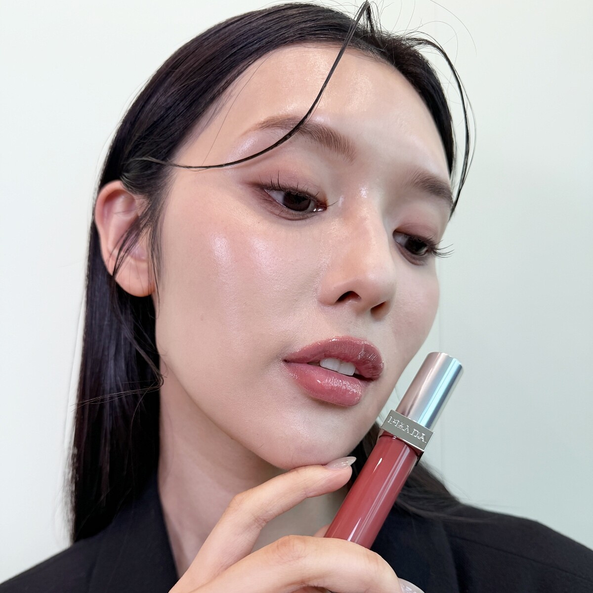 PRADA率性持光凍唇釉#B201摩卡冰磚實擦示範。