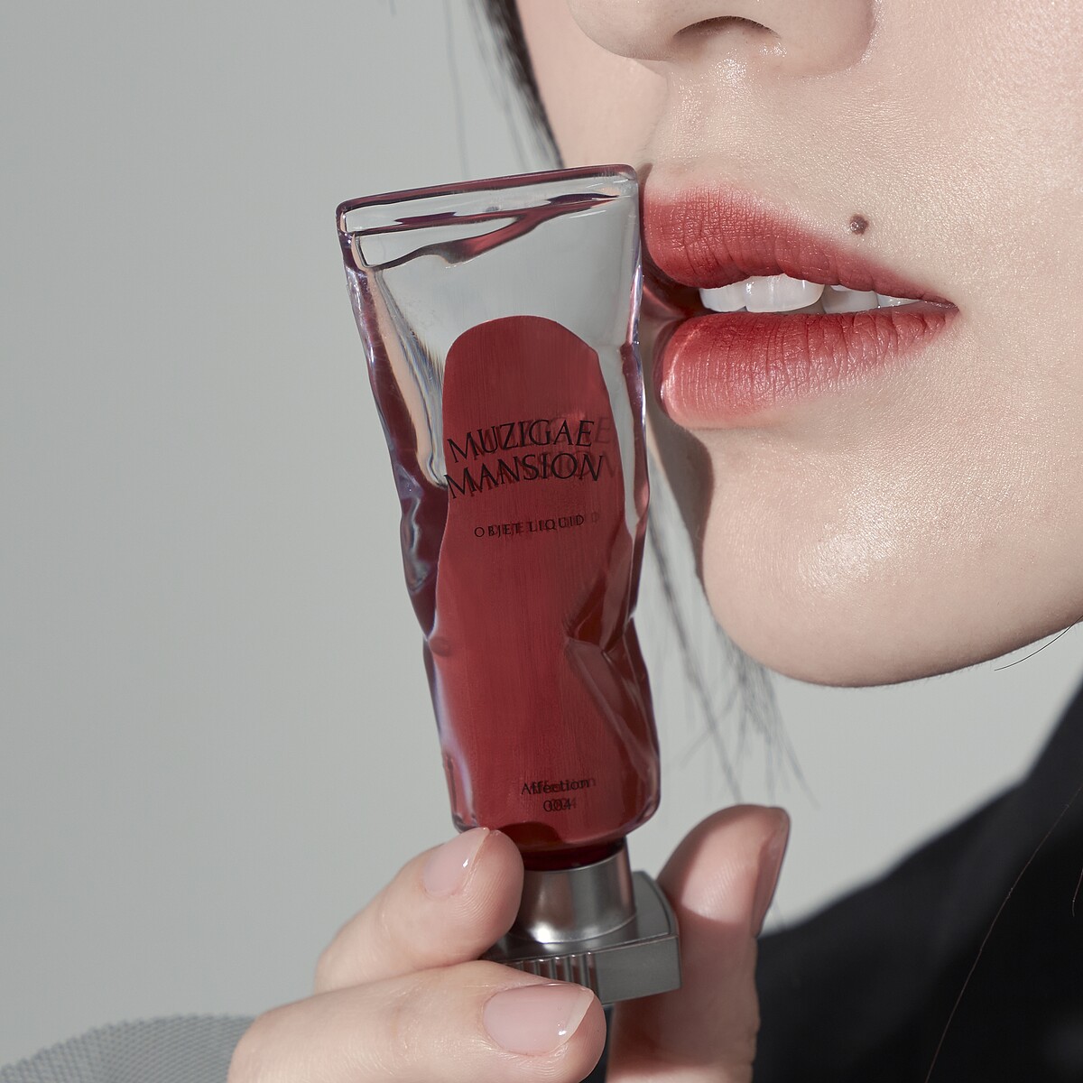 Muzigae Mansion透明顏料罐唇釉情境照。