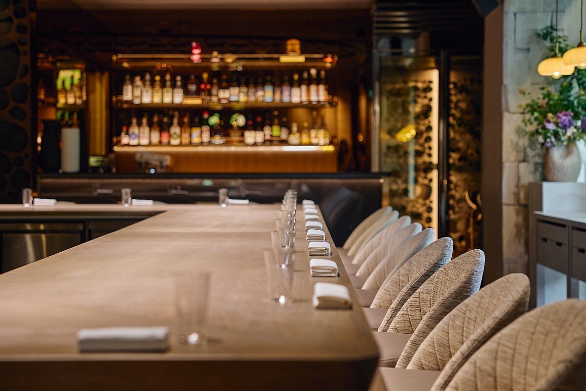 法式餐廳「君尹 Bris&eacute;」，其名字取自法文「Bris&eacute;」，意指打破框架、重新詮釋。