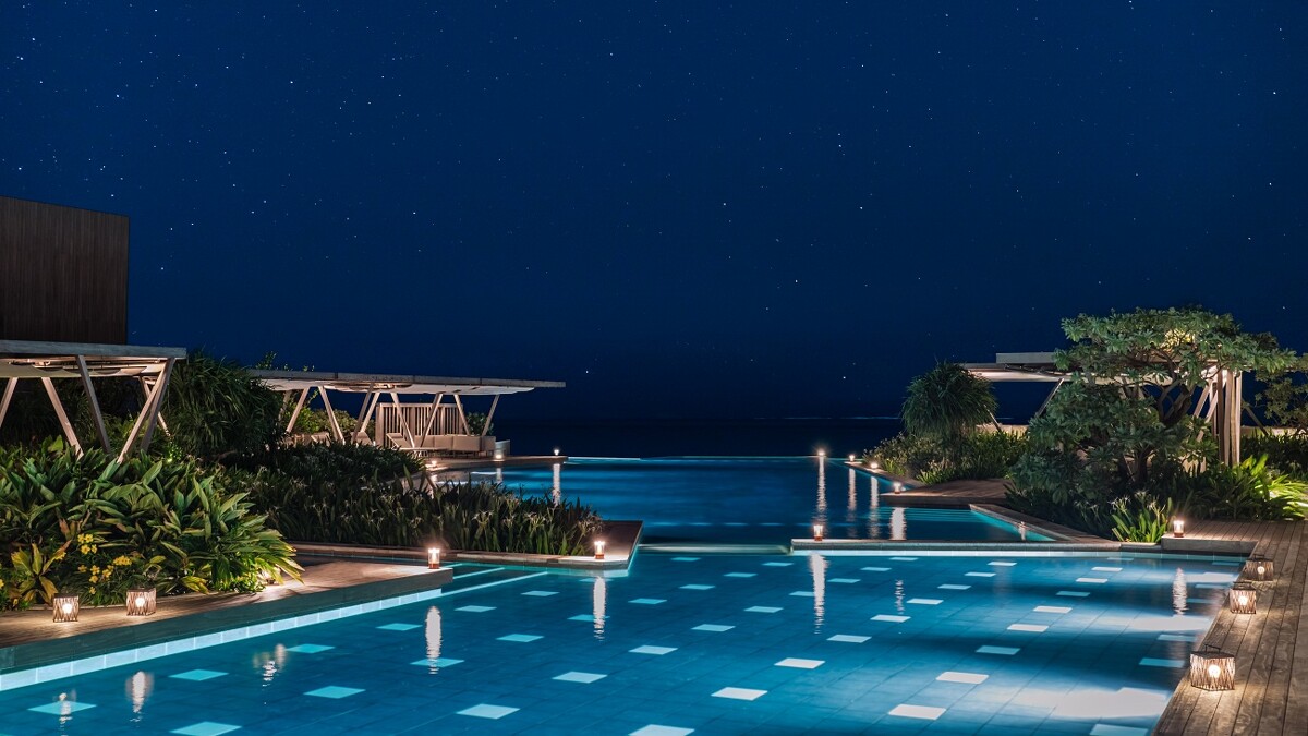 入夜後的無邊際泳池