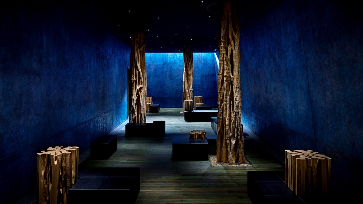 踏入虹夕諾雅沖繩櫃檯大廳，宛如置身汪洋深海