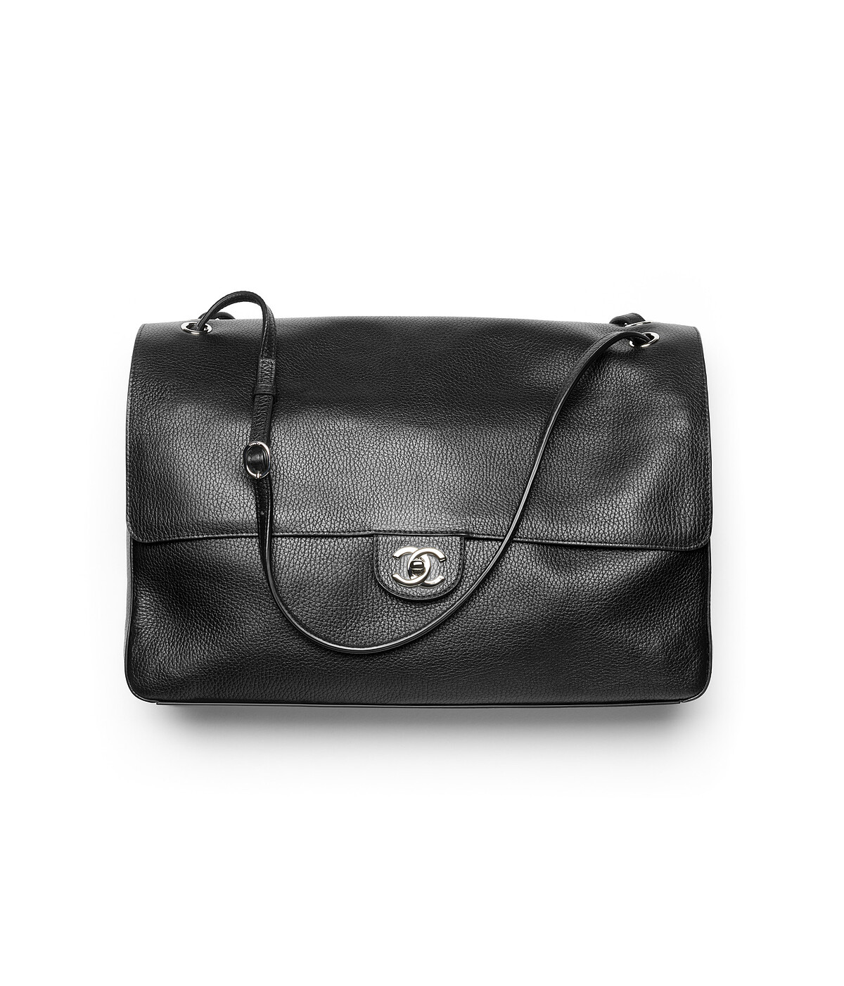 Chanel 2026即將重磅推出全新SOUPLISSIMO包款,藝術總監Matthieu Blazy以光滑粒面皮革取代菱格紋,打造了一款更為鬆弛、更為柔軟的XL大包設計。