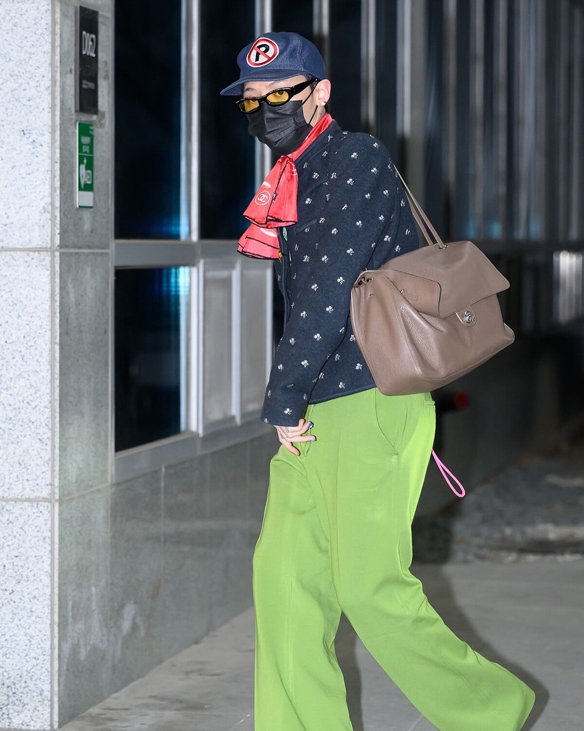 Chanel大使GD近日被捕捉背上了這款香奈兒新包,做為最能駕馭Chanel的男人,他的上身示範無疑為這款新作投下強而有力的一票,也讓「爆款預定」幾乎成為可以預見的結果。