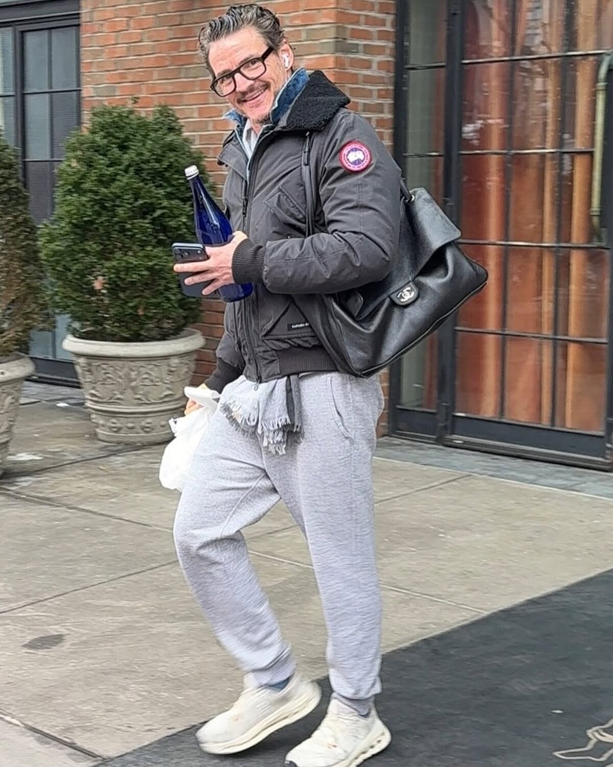 除了GD之外,Chanel新款SOUPLISSIMO包也受到男神Pedro Pascal的喜愛,甚至從秀場一路背到了最平凡日常生活。