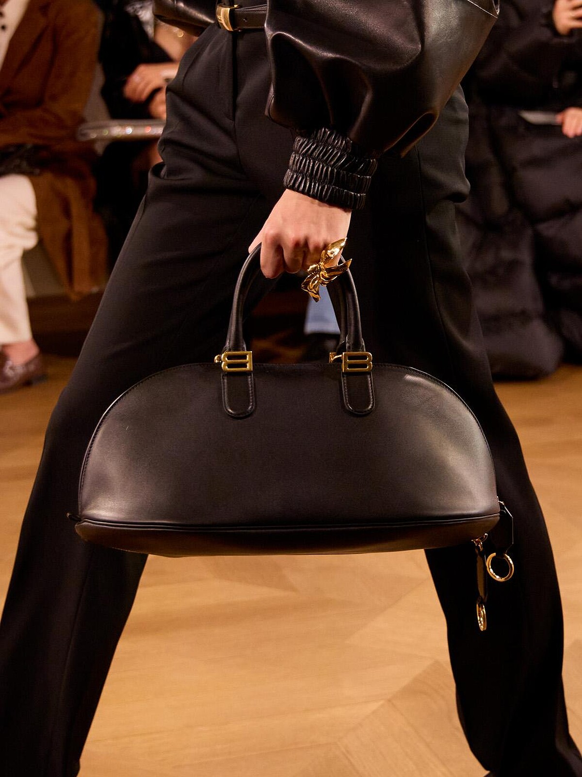 Balenciaga春夏推出最新包款：Bolero Bowling Bag。