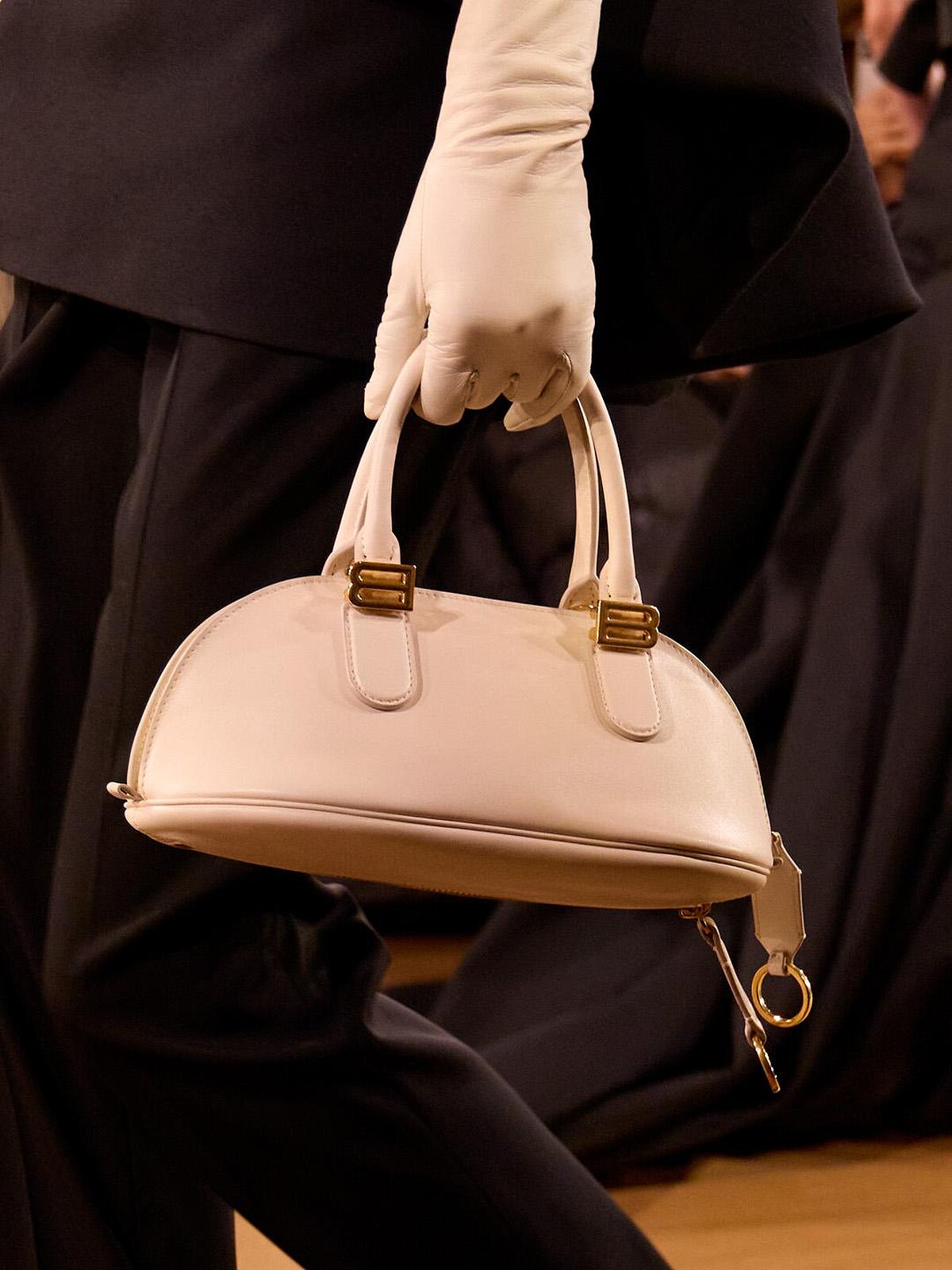 Bolero Bowling Bag以經典的半圓型狀打造全新的包款。