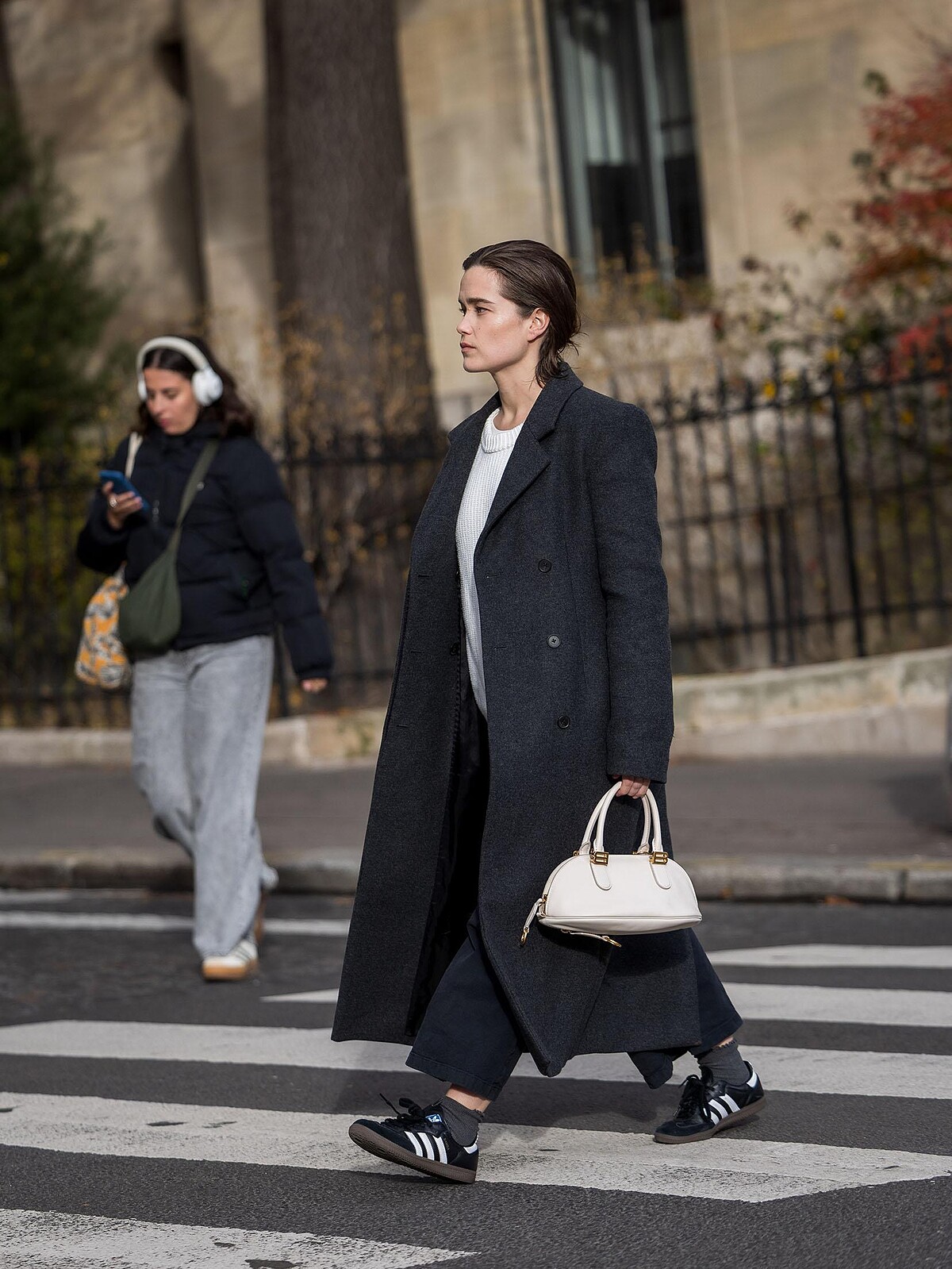 女星楊超越以一身黑色造型搭配Bolero黑色包款，展現新世代不同的優雅氣質。