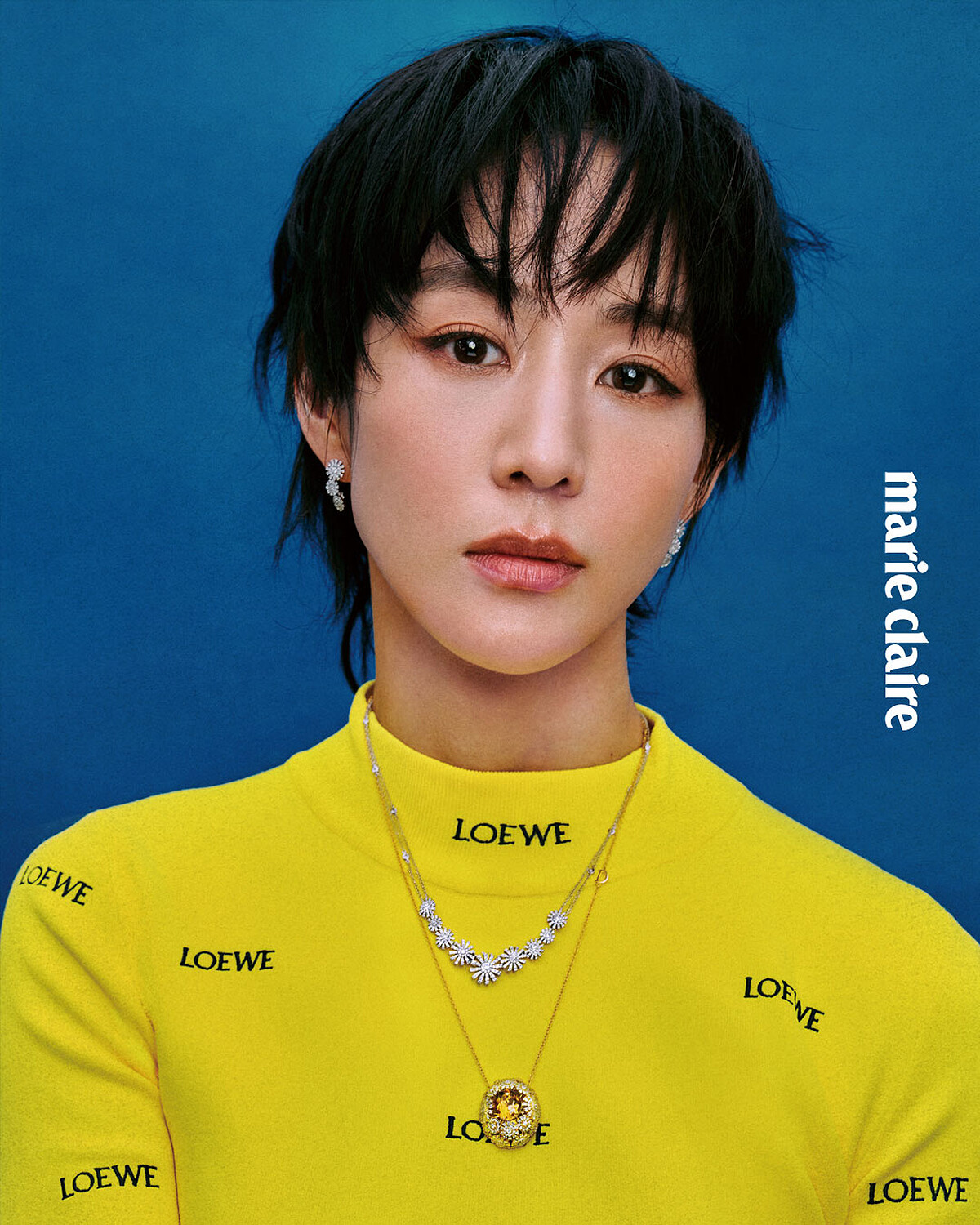 半高領黃色上衣， Loewe；Margherita 瑪格麗特系列18K 黃金黃水晶與鑽石項鍊、Margherita 瑪格麗特系列18K 白金鑽石九朵花卉項鍊，both by DAMIANI。