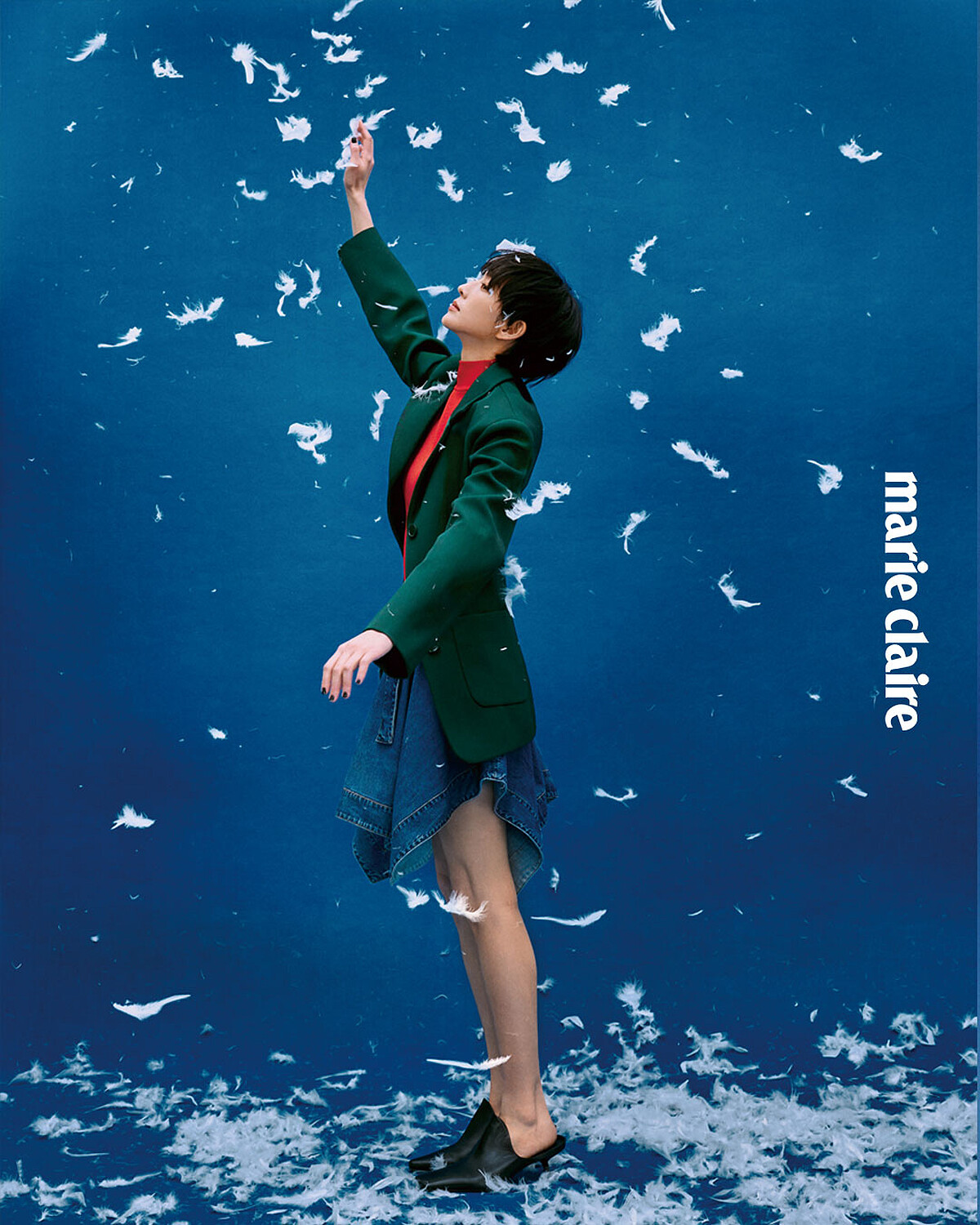 綠色西裝外套、紅色無袖上衣、丹寧工裝裙，all by Loewe。