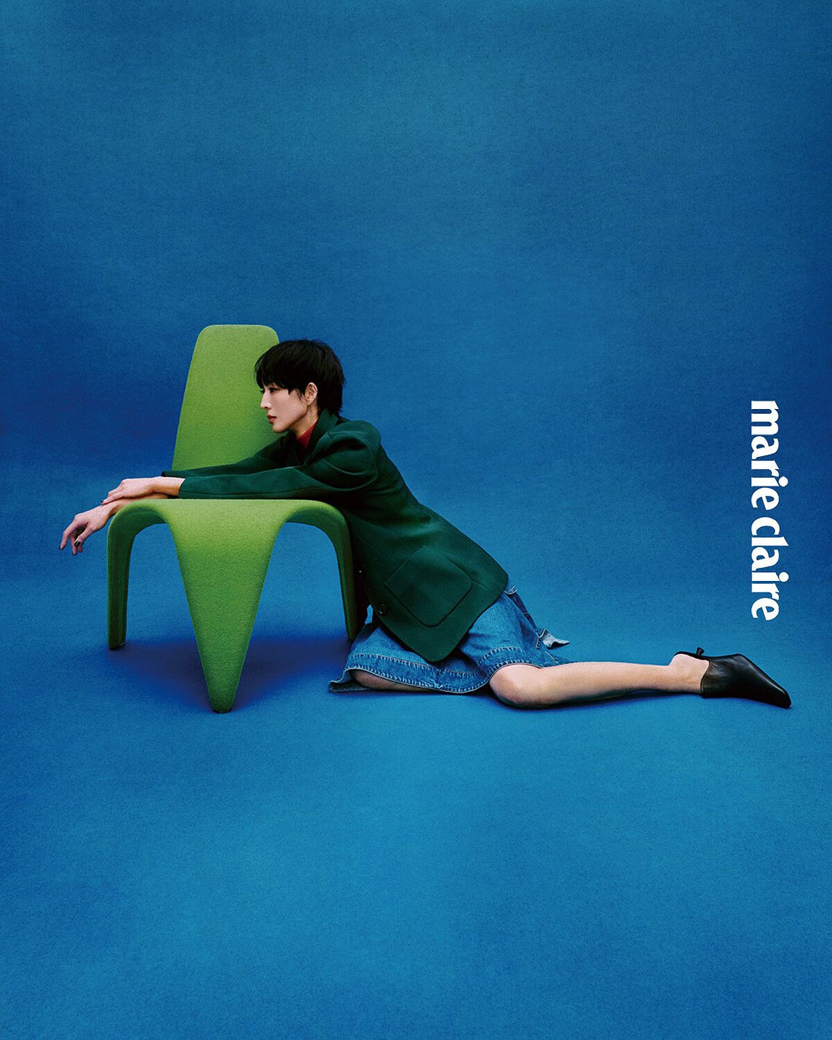 綠色西裝外套、紅色無袖上衣、丹寧工裝裙，all by Loewe。