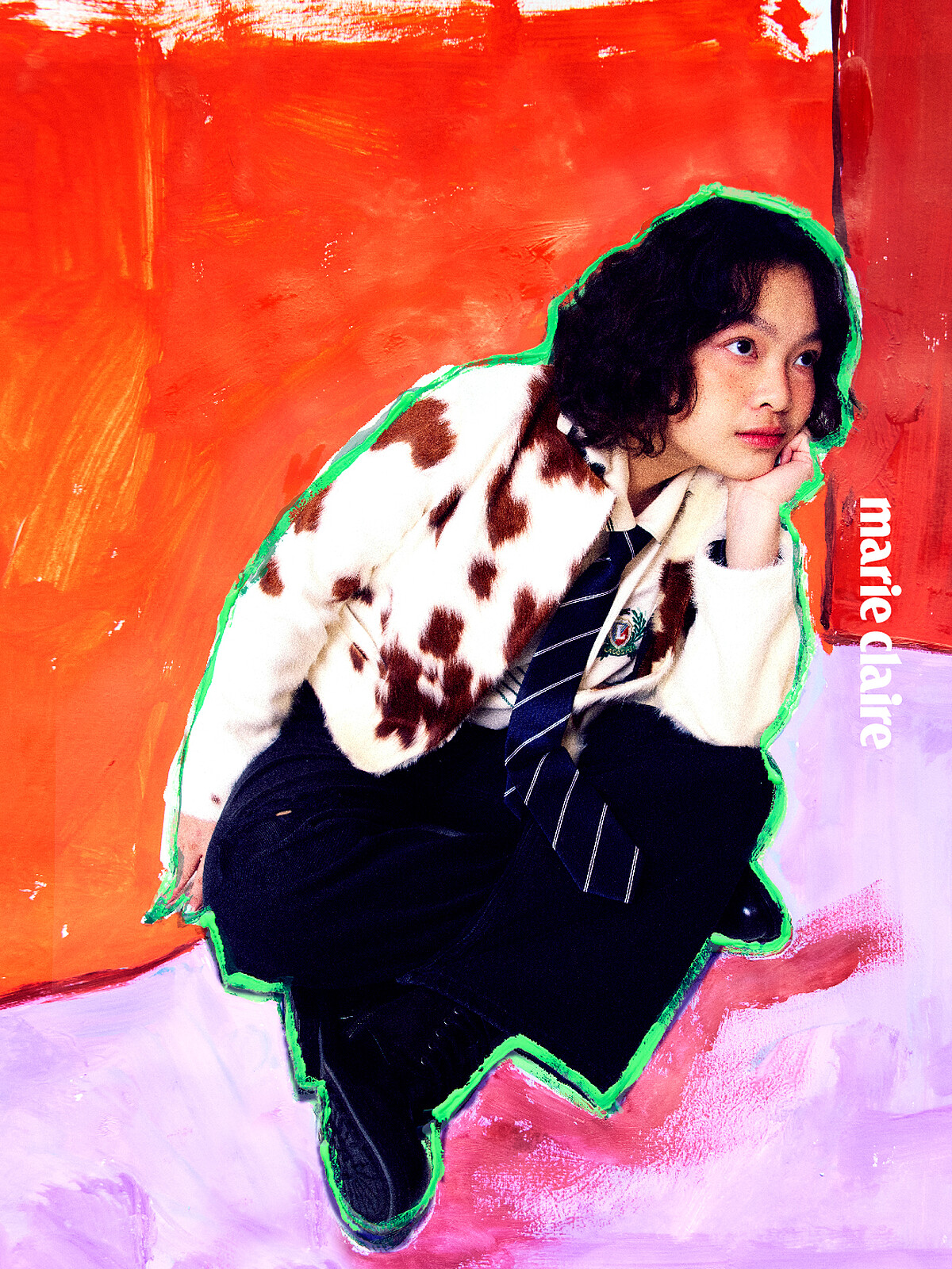 牛紋外套、黑色丹寧褲、皮革短靴，all by AllSaints；條紋Polo衫，Lacoste。