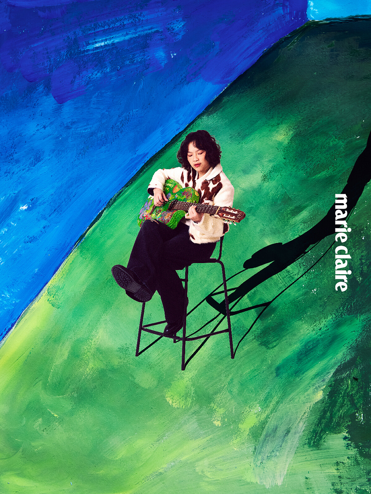 牛紋外套、黑色丹寧褲、皮革短靴，all by AllSaints；條紋Polo衫，Lacoste。