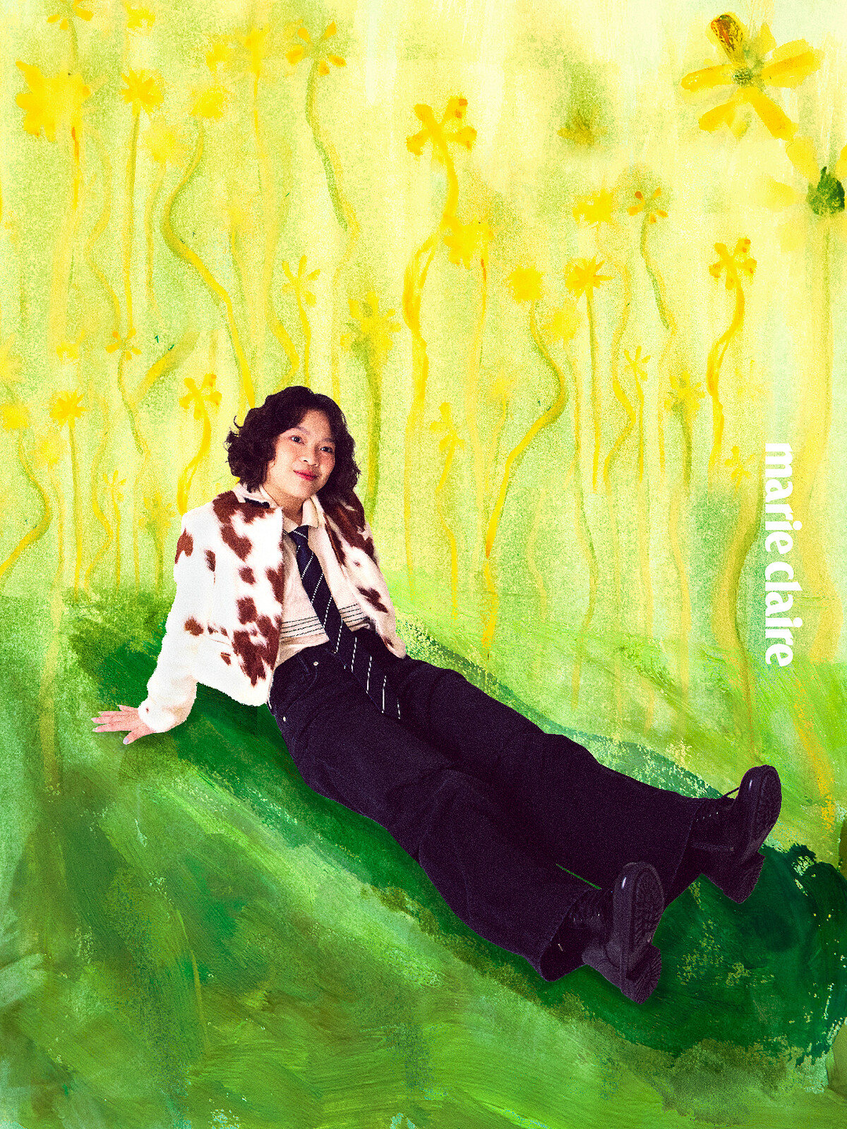 牛紋外套、黑色丹寧褲、皮革短靴，all by AllSaints；條紋Polo衫，Lacoste。