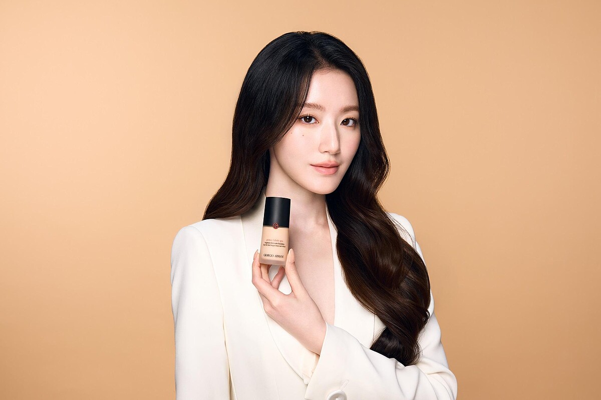 圖片來源：Giorgio Armani全新水慕斯底妝大使 葉舒華｜《高訂完美絲絨水慕斯PRO》定價$2,700